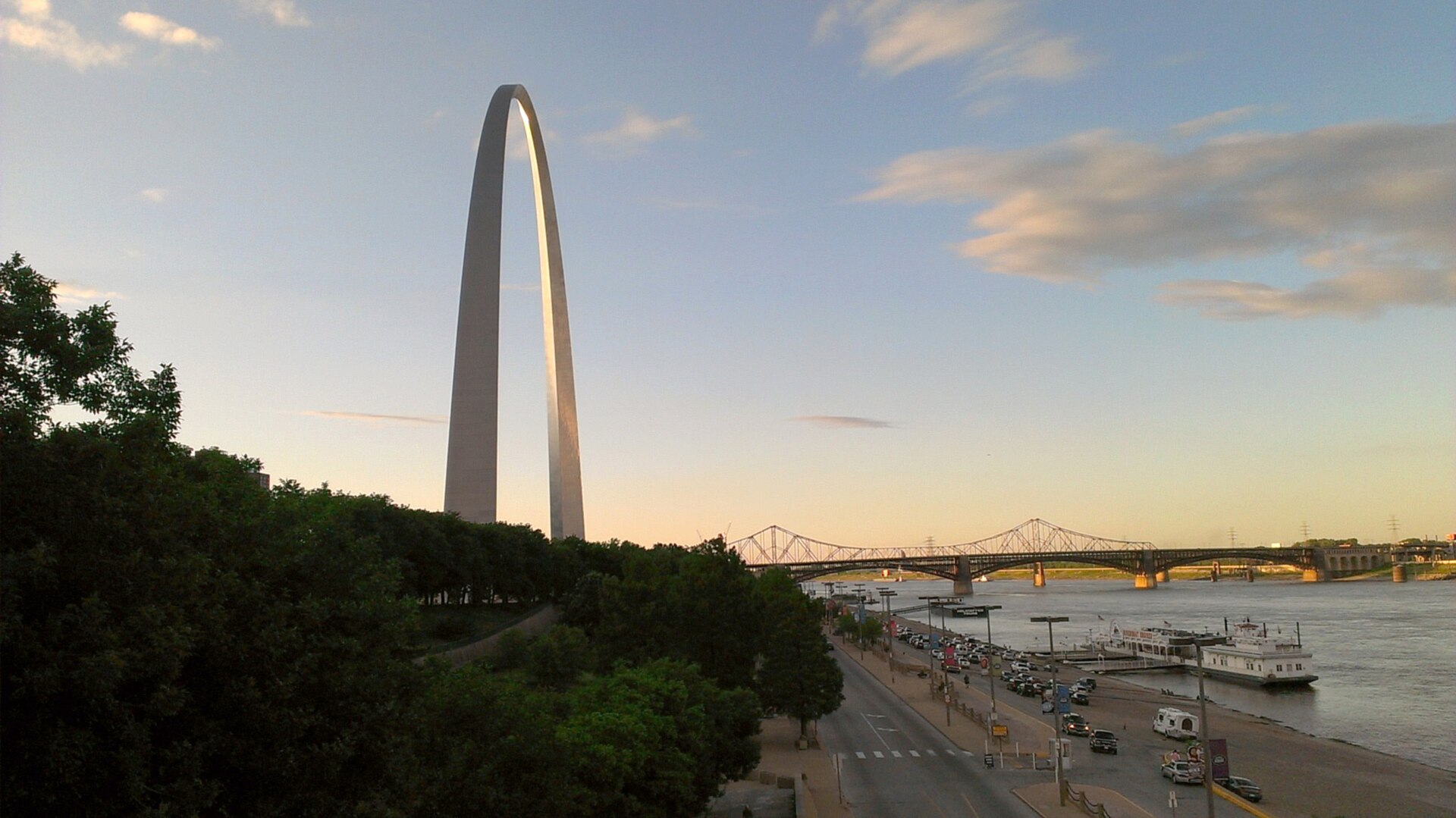 The Gateway Arch beside the Mississippi Riverfront