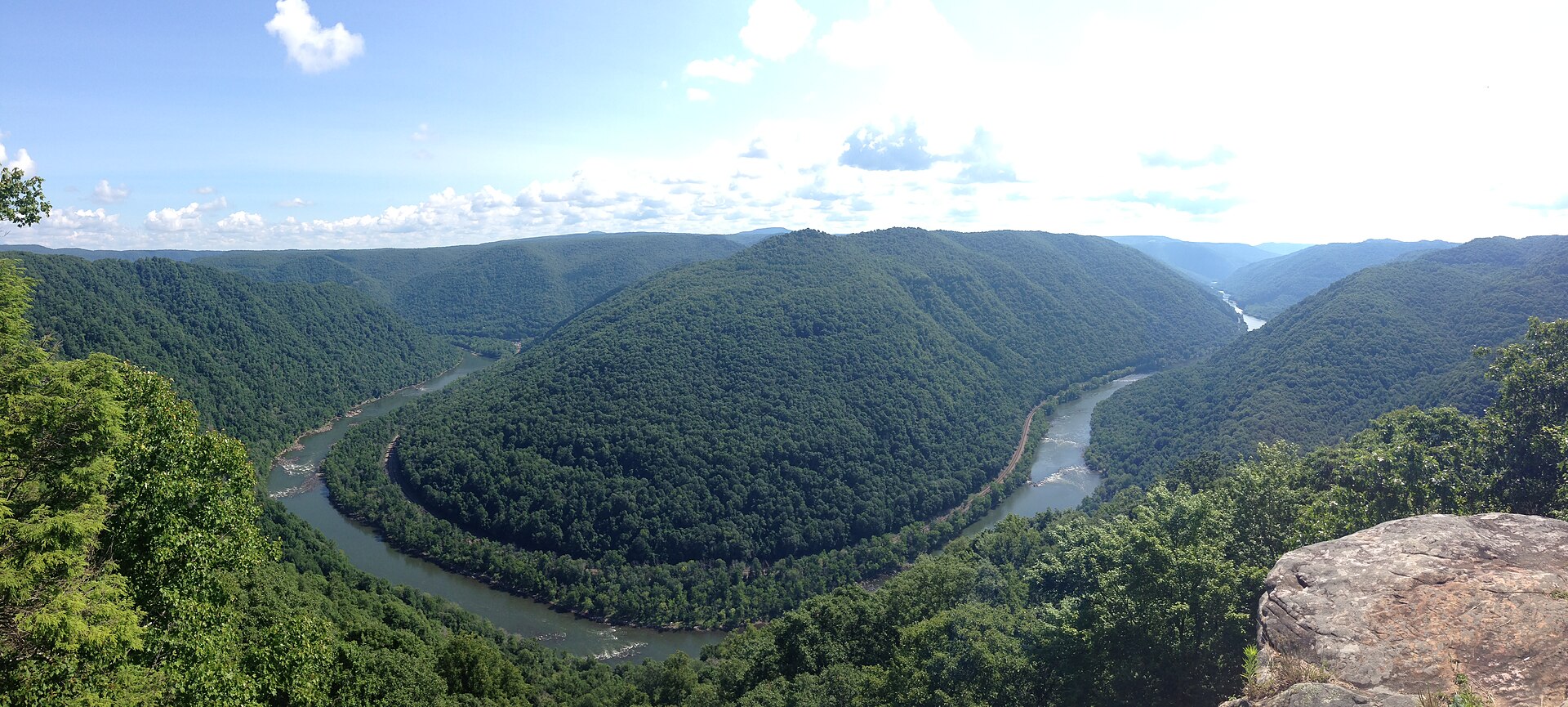Grandview Overlook above a bend in the New River Gorge